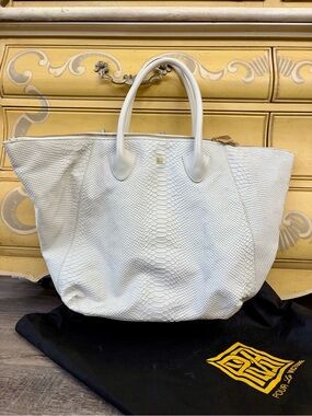 Pour La Victoria white leather handbag
